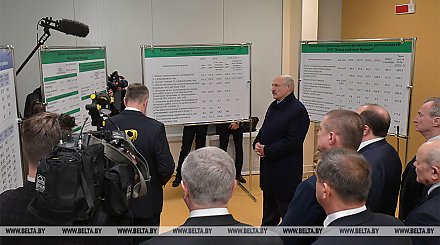 Лукашенко посещает завод газетной бумаги в Шклове (Обновлено)