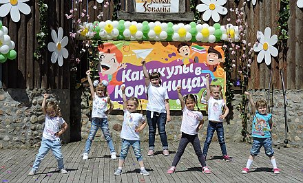 Танцевали, ели мороженое. Более тысячи детей собрались на праздник в Коробчицах