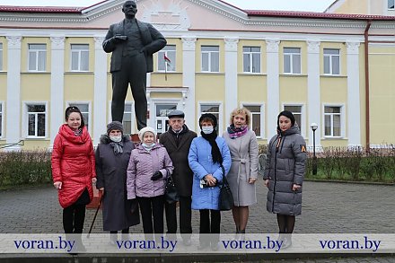 Цветы к памятнику Ленина возложили в Вороново