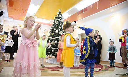 Подарки, веселые хороводы и исполнение желаний. Виктор Лискович поздравил воспитанников детского сада в Свислочи с наступающими праздниками