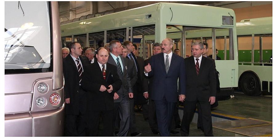В кризис Александр Лукашенко ставил этот завод в пример. Как белорусский электротранспорт завоевывал рынки