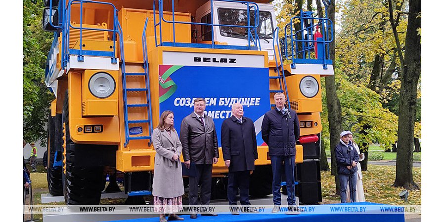 Постоянную экспозицию на ВДНХ в Москве пополнил 90-тонный БЕЛАЗ