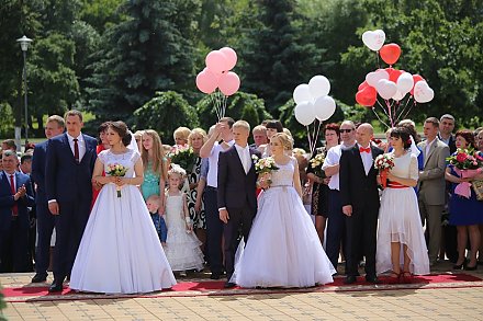 Большая свадьба: в Лиде одновременно поженились семь пар (фото)