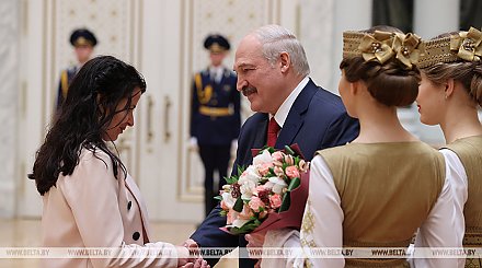 "Нация может развиваться только на позитивных идеях" - Лукашенко вручил госнаграды и генеральские погоны