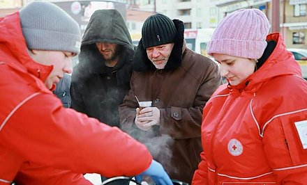 В Гродно волонтеры Белорусского Красного Креста развернули мобильный пункт обогрева