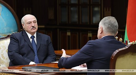 Лукашенко требует расставить точки над "i" в вопросах действия коллективных договоров