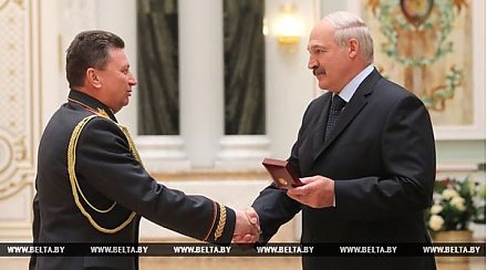 Лукашенко вручил государственные награды представителям различных сфер