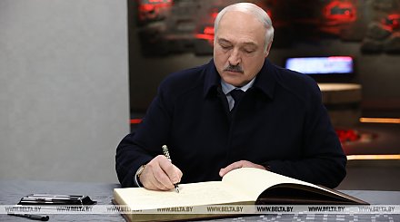 "Увиденное потрясает". Лукашенко оставил запись после посещения музея в Хатыни