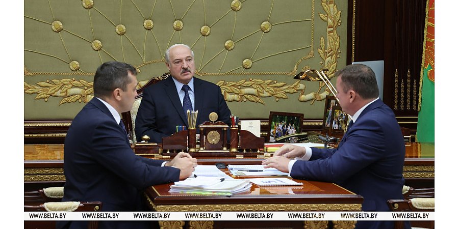 "Есть и недостатки, и положительные факты" - Александр Лукашенко принял с докладом руководителя "Белгоспищепрома"