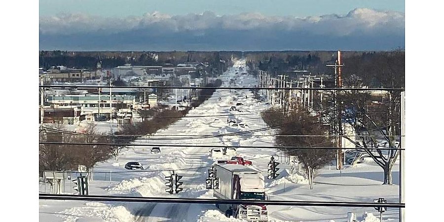 Десятки машин попали в снежный плен в округе Эри на западе штата Нью-Йорк