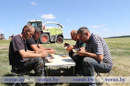 На Вороновщине районное объединение профсоюзов объявило смотр-конкурс на лучшую организацию питания механизаторов во время жатвы