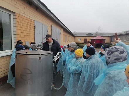 Радунские школьники побывали на экскурсии в КСУП «Дотишки»