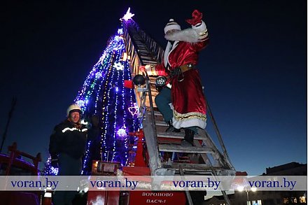 Специальное «такси» для Дедов-Морозов.  В Вороново креативно зажгли огни на главной елке района (+ВИДЕО!)