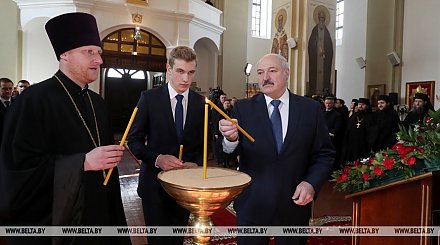 Лукашенко зажег пасхальную свечу в Свято-Благовещенском храме в Малых Лядах