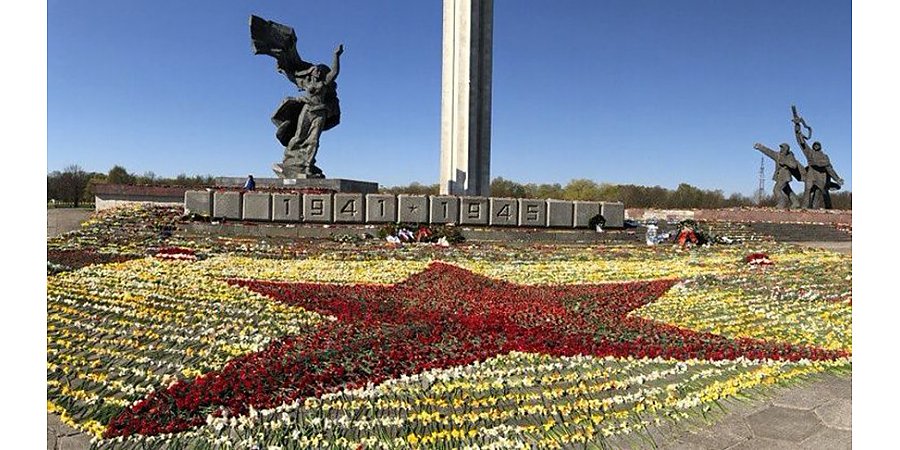 В Латвии предложили устроить "концлагерь" для людей, пришедших с цветами к памятнику Освободителям