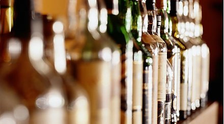 Правительство изучит вопрос повышения возраста продажи алкоголя до 21 года