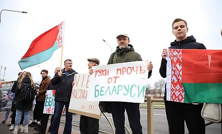 Фотофакт: пикет против агрессивной политики в отношении Беларуси прошел у Генерального консульства Польши в Гродно