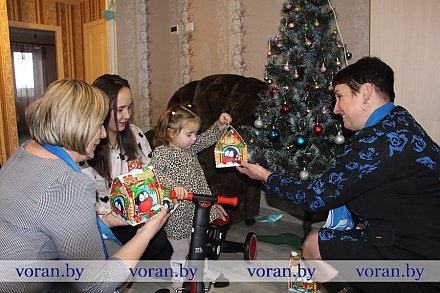 Вороновская районная организация Белорусский союз женщин и предприниматели райцентра присоединились к республиканской благотворительной акции «Наши дети»