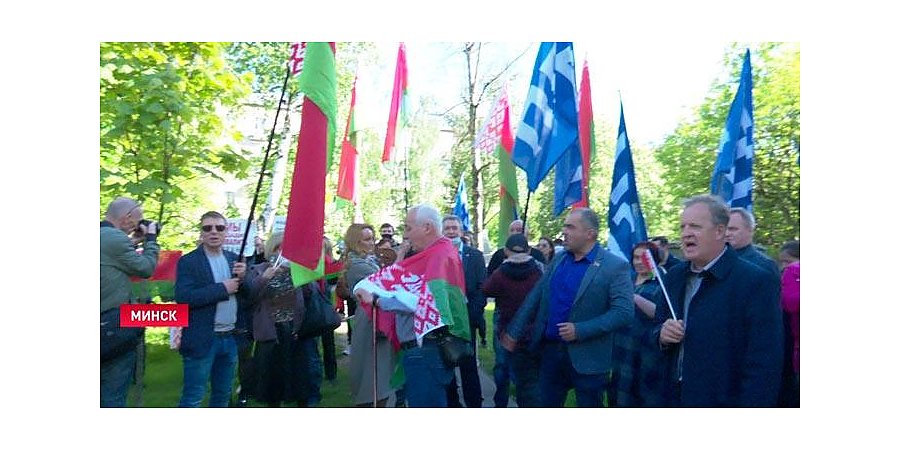 В Латвии требуют отставки мэра Риги и министра иностранных дел за оскорбление белорусского символа