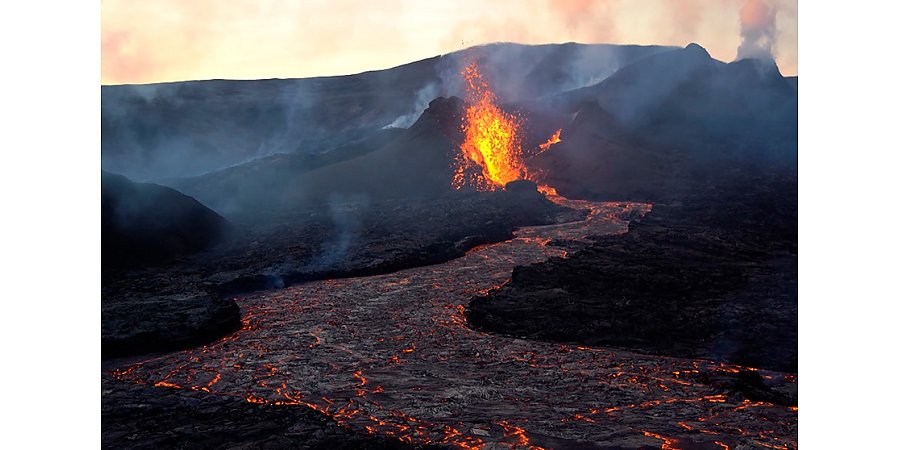 Спавший 900 лет вулкан начал извергаться в Исландии