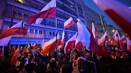 Партия "Право и справедливость" проводит в Варшаве марш антиправительственного протеста 