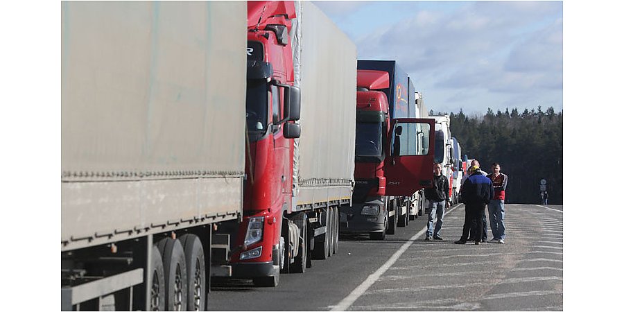 Очереди на границе с Евросоюзом: выезда из Беларуси ожидают свыше 2,2 тыс. фур