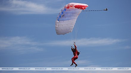 ФОТОФАКТ: Открытый чемпионат Вооруженных Сил Республики Беларусь по парашютному спорту проходит в Гродно