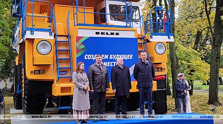 Постоянную экспозицию на ВДНХ в Москве пополнил 90-тонный БЕЛАЗ