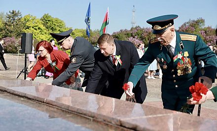 Фотофакт: Церемония возложения цветов и венков к Кургану Славы прошла в Гродно