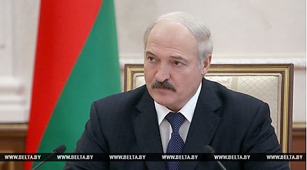 Лукашенко нацеливает правительство думать о людях и производстве при реализации экономической политики