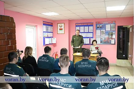Председатель райсовета депутатов Елена Ганевич встретилась с трудовым коллективом Вороновского РОЧС