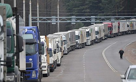 В очередях на выезд из Беларуси в Польшу и Литву стоят более 350 машин