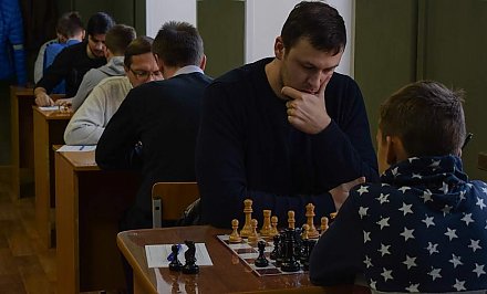Стальной характер, выдержка и «подножки» от противников: в Гродно проходит чемпионат области по шахматам