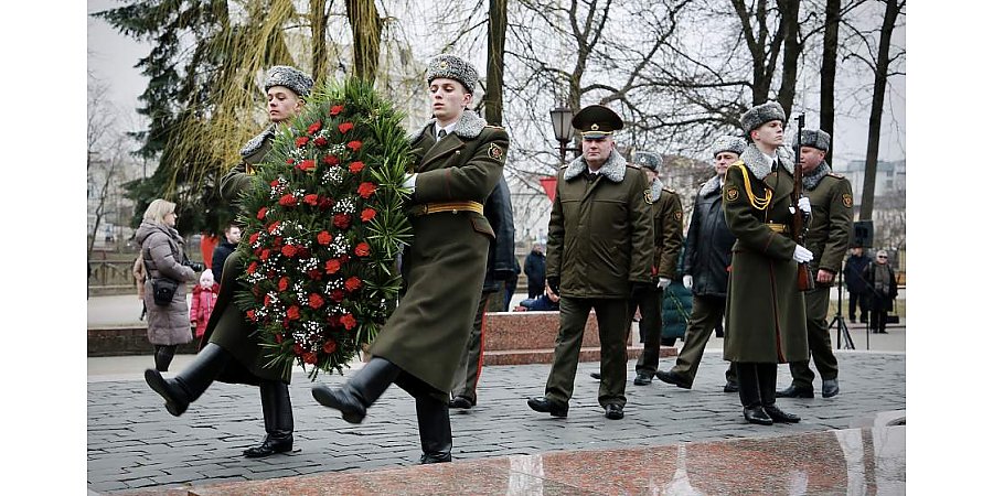 В День защитников Отечества в парке Жилибера в Гродно прошла торжественная церемония возложения цветов к братской могиле советских воинов и партизан
