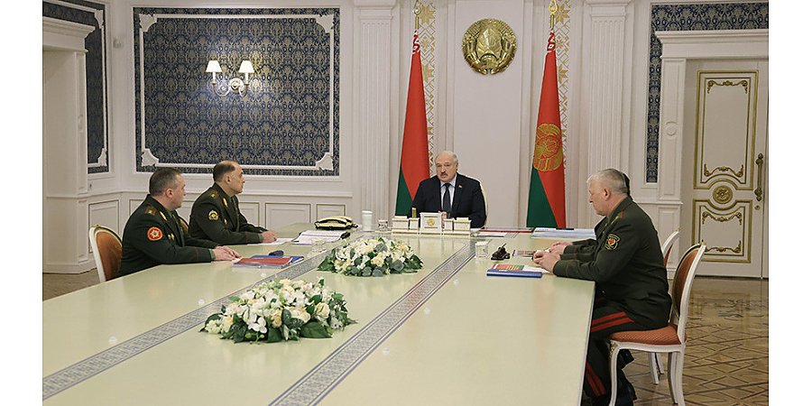 Александр Лукашенко призвал к бдительности на фоне милитаристической обстановки в соседних странах