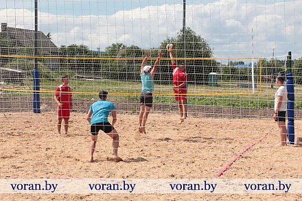 Игры на песке. В День Независимости в Вороново открылась площадка для пляжного волейбола