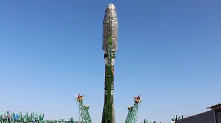 Ракета-носитель "Союз-2.1б" со спутниками OneWeb установлена на стартовой площадке Байконура