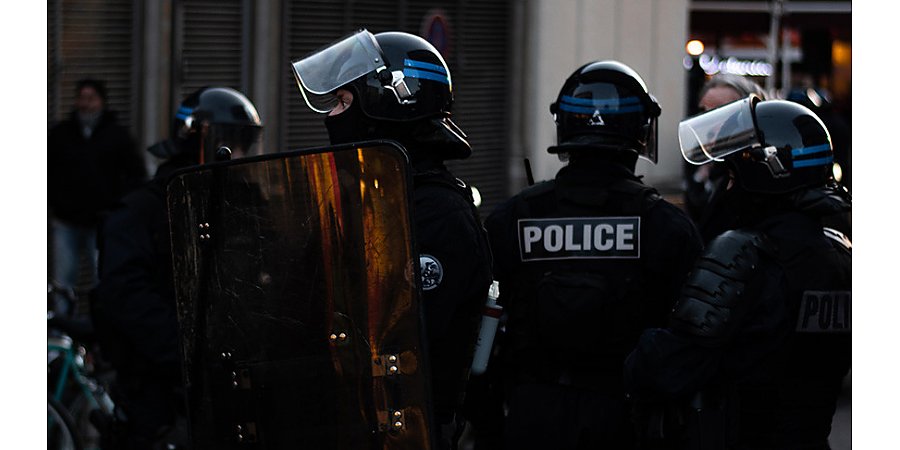 В Париже на акции против пенсионной реформы начались беспорядки
