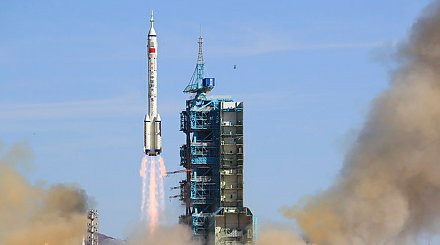 Китай запустил пилотируемый космический корабль "Шэньчжоу-12"