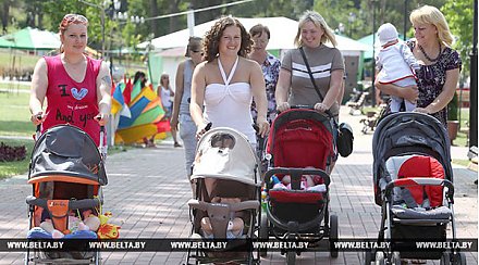 В Беларуси с августа возрастут пособия по уходу за ребенком до 3 лет