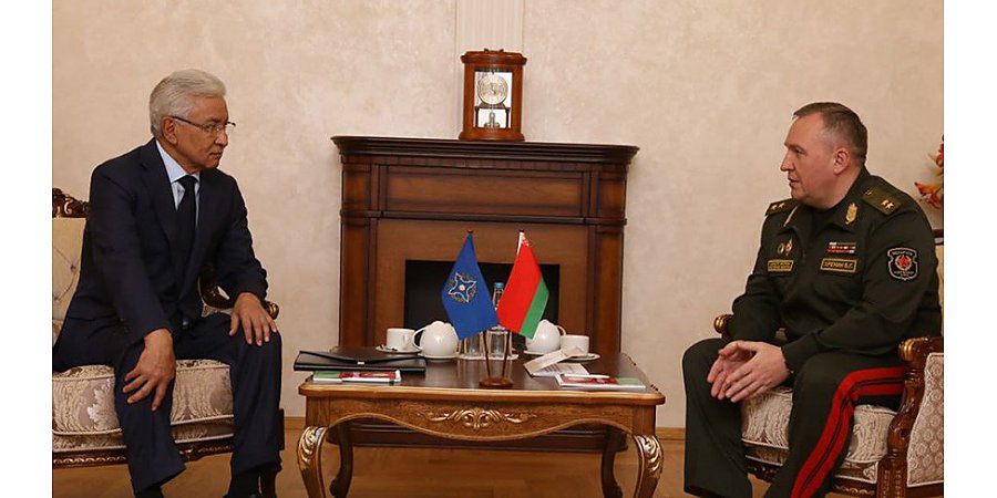Глава Минобороны Беларуси и генсек ОДКБ провели двустороннюю встречу в Минске