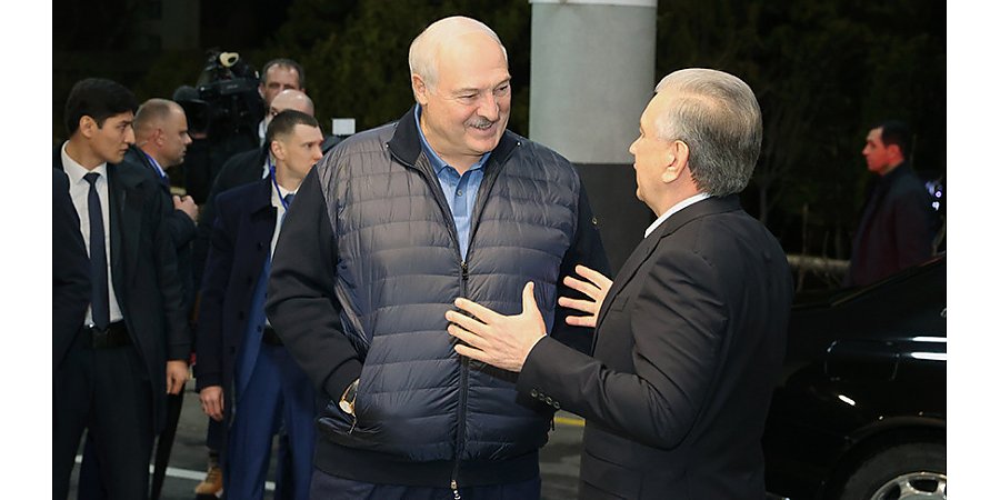 Александр Лукашенко по прилете в Ташкент встретился с Шавкатом Мирзиёевым, формат для беседы президенты выбрали необычный