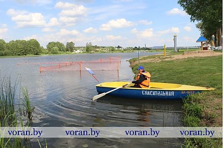 Официально купальный сезон в Беларуси в этом году начинается 1 июня. На Вороновщине для плавания отведен только вороновский пруд