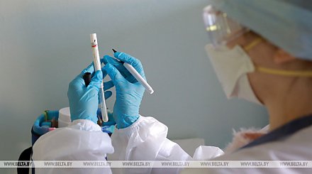 Лукашенко поручил перевести зараженных коронавирусом на лечение из районных больниц в областные