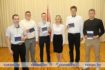Пять дипломов с отличием вручили бывшим учащимся на выпускном вечере в Вороновском колледже
