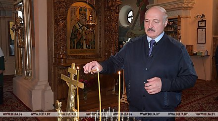 Лукашенко в троицкую родительскую субботу зажег свечи в храме Свято-Никольского монастыря