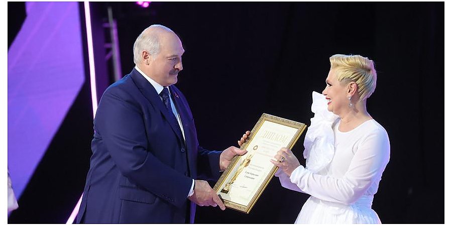 Александр Лукашенко, вручив награду Елене Спиридович, напомнил, как "Славянский базар" хотели "растащить по городам и весям"