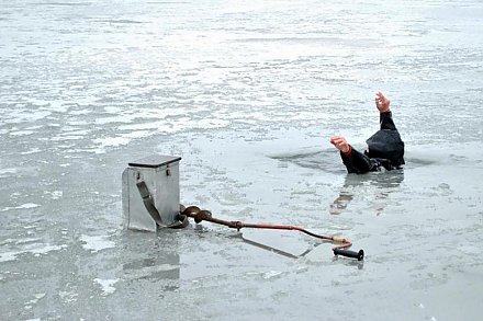 Неудачная рыбалка, или До беды — один шаг. На Вороновском пруду рыбак "ушел" под лед