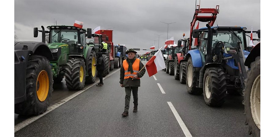 Фермеры со всей Польши проводят "Звездный марш" протеста в Варшаве