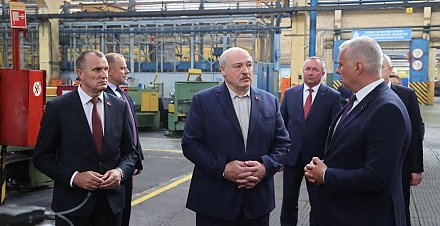 Александр Лукашенко напомнил об инвестпроектах в регионах: каждый район должен зарабатывать себе деньги